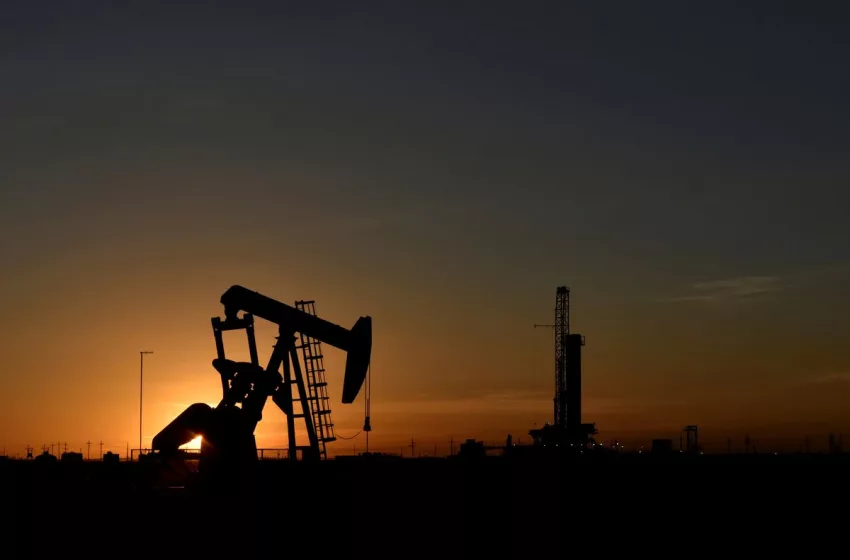  Oil prices slip ahead of U.S. inventory report