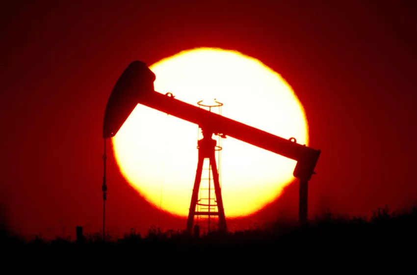  Oil prices shrug off Omicron slump, soar to 2-month highs