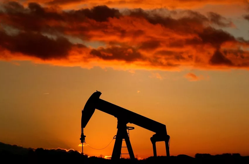  Oil slides 2% as Iran talks offset Ukraine crisis