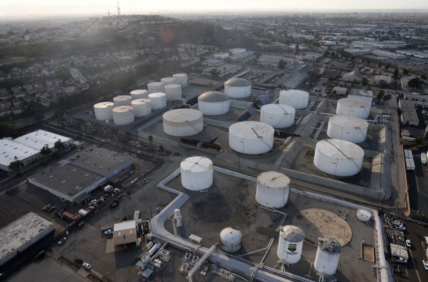  Oil falls below $100 on Russia-Ukraine talks, demand concerns