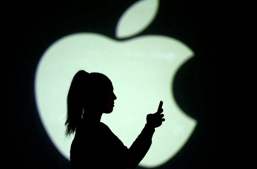  Apple stops product sales in Russia, adding to pressure from shippers, car makers