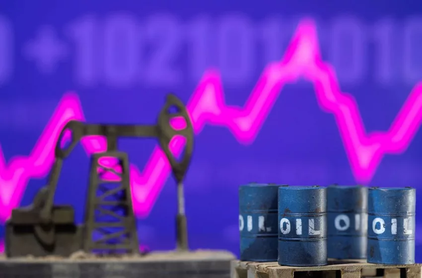  Oil prices soar as Ukraine conflict stokes supply concerns