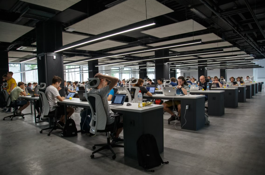  UAE Workforce on Edge as Pay Cut Fears Rise Amid Regional Uncertainty